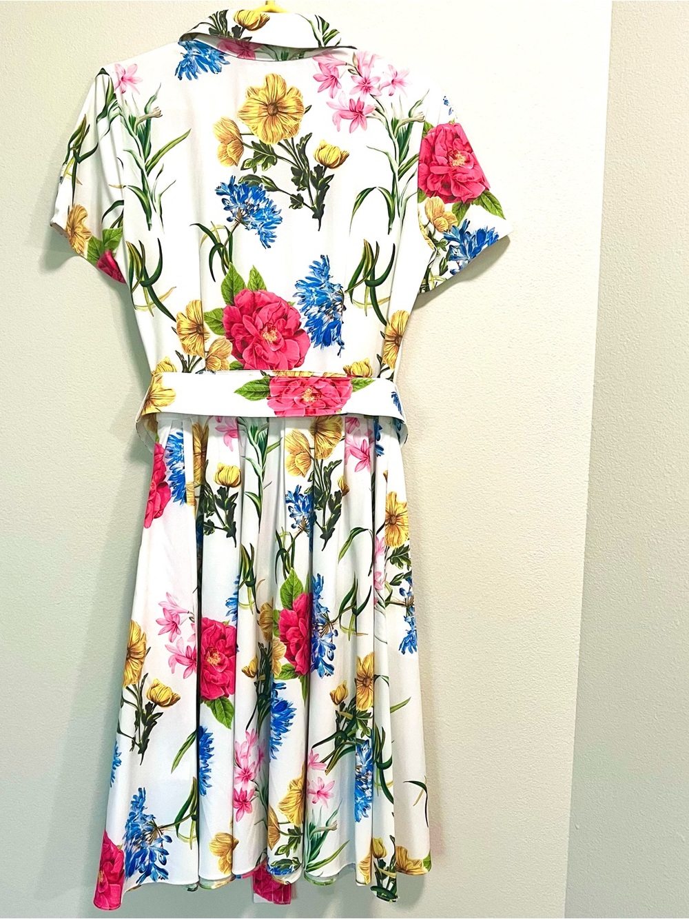 Stunning Karl Lagerfeld White Floral Belted Dress w/Pockets. Pink, Yellow, Blue